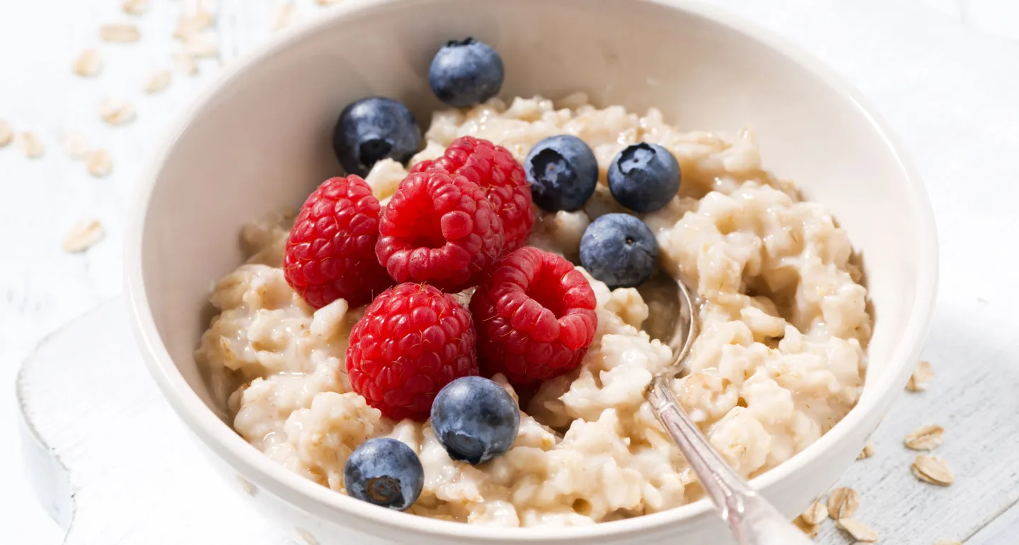 oatmeal with raspberries and blueberries