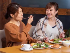 2 women eating salads