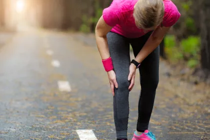 a woman jogging with knee pain