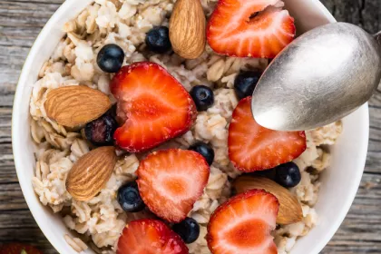 oatmeal with almonds and berries