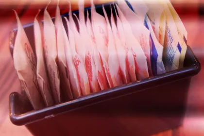 packets of sweeteners in cup