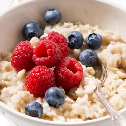 oatmeal with raspberries and blueberries