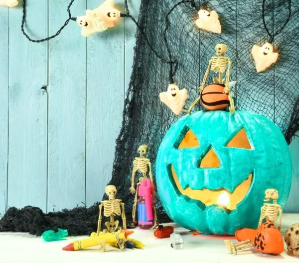 Teal pumpkin for allergen-free Halloween, non-food gifts for children with allergies
