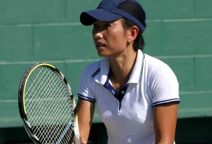 woman playing tennis