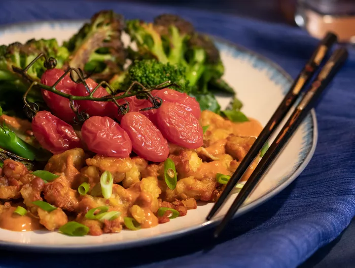 roasted tomatoes with tempeh and broccoli