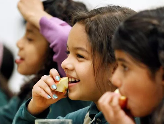 kids eating lunch