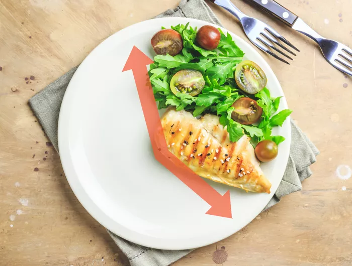 a plate showing an intermittent fasting clock