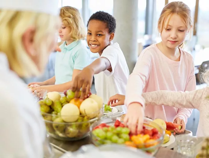 children eating school lunch