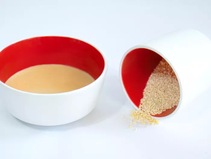 Sesame sauce and seeds