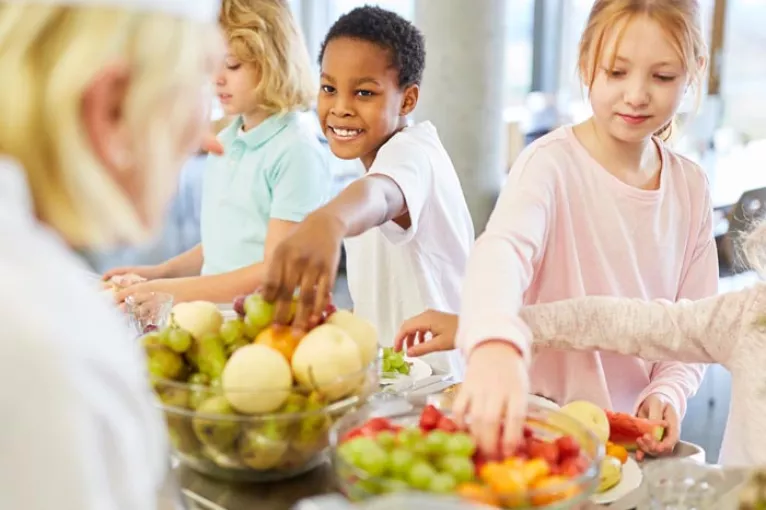children eating school lunch