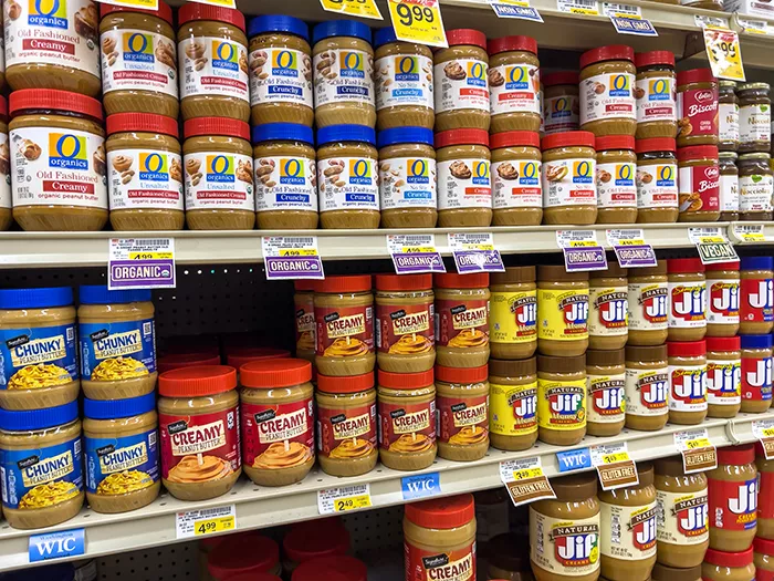 Grocery shelves of marinara sauce