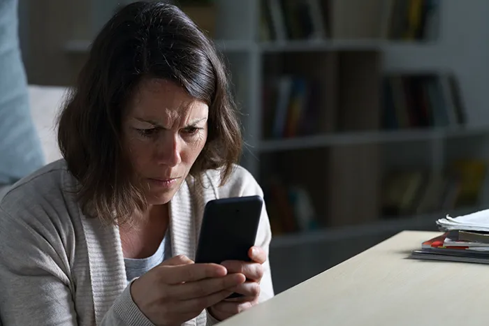 woman looking confuse at her phone