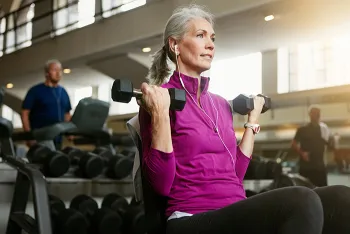 woman lifting weights in the gym