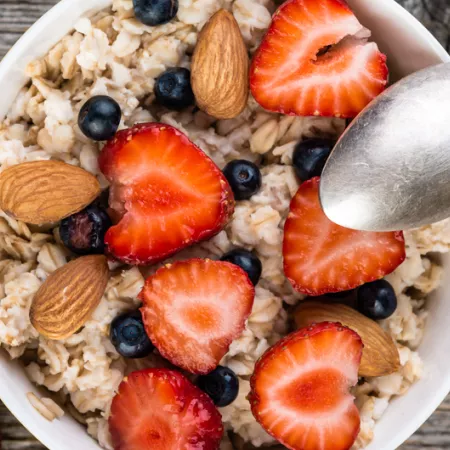 oatmeal with almonds and berries