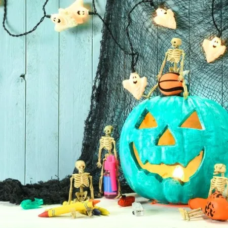 Teal pumpkin for allergen-free Halloween, non-food gifts for children with allergies